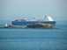 Ferry longeant les rochers au large de Dinard
